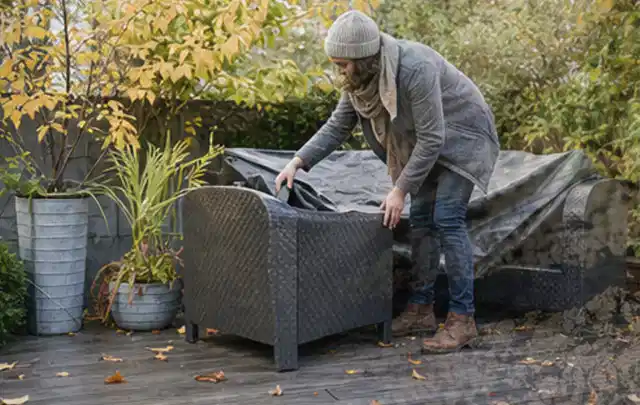 Person deckt Gartenmöbel vor der kalten Jahreszeit sorgfältig ab; Thema Aufstellpools, Schwerpunkt Systemvergleich; Ergebnis.