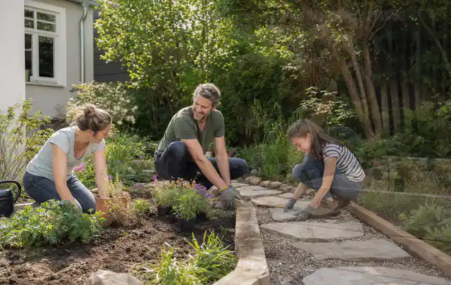 Familie geht auf einem Weg durch einen abwechslungsreich gestalteten Garten; Thema Balkon, Schwerpunkt Checkliste; Ergebnis.