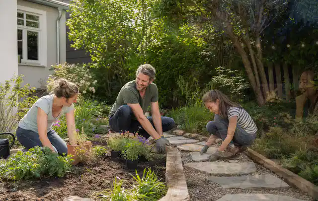 Familie geht auf einem Weg durch einen abwechslungsreich gestalteten Garten; Thema Balkon, Schwerpunkt Gärten mit kleiner Fläche; Kontrolle.