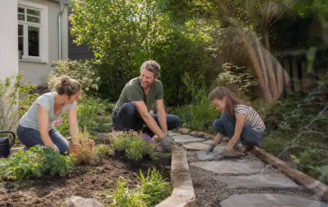 Familie geht auf einem Weg durch einen abwechslungsreich gestalteten Garten; Thema Balkon, Schwerpunkt Praxisbeispiele; Ausgangslage.