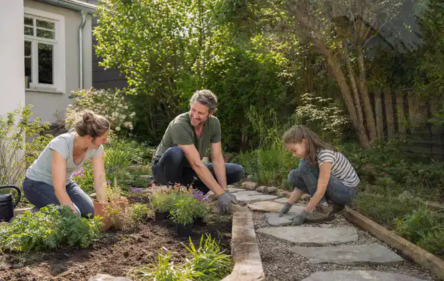 Familie geht auf einem Weg durch einen abwechslungsreich gestalteten Garten; Thema Bambus Sichtschutz, Schwerpunkt Fehlerhilfe; Praxisalltag.