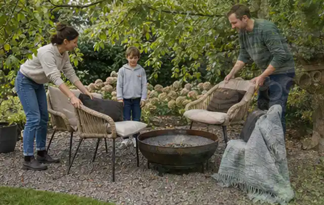 Familie stellt wetterfeste Sessel an einem geschützten Sitzplatz im Garten auf; Thema Einbaupools, Schwerpunkt Ersatzteile; Umsetzung.
