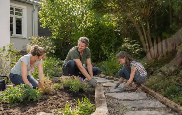 Familie geht auf einem Weg durch einen abwechslungsreich gestalteten Garten; Thema Familiengarten, Schwerpunkt Anleitung; Praxisalltag.