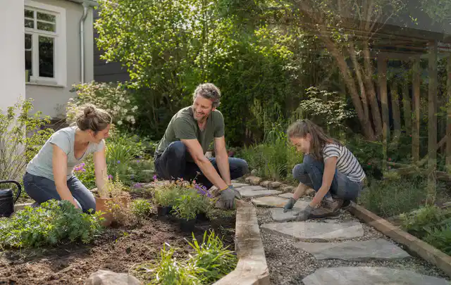 Familie geht auf einem Weg durch einen abwechslungsreich gestalteten Garten; Thema Familiengarten, Schwerpunkt Inspiration; Kontrolle.