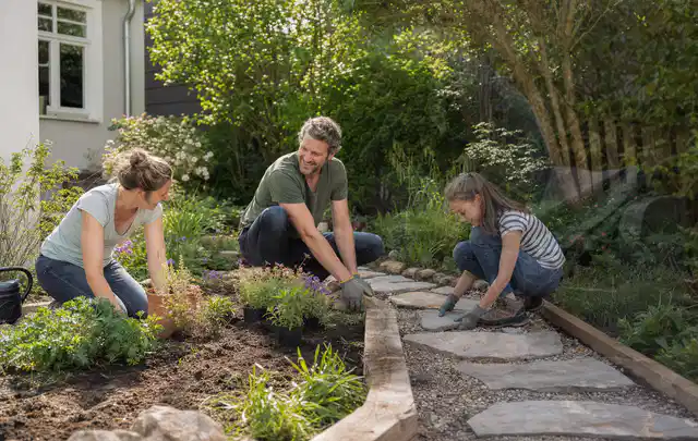 Familie geht auf einem Weg durch einen abwechslungsreich gestalteten Garten; Thema Familiengarten, Schwerpunkt Materialwahl; Ausgangslage.