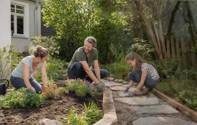 Familie geht auf einem Weg durch einen abwechslungsreich gestalteten Garten; Thema Familiengarten, Schwerpunkt Planung; Ergebnis.