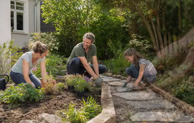 Familie geht auf einem Weg durch einen abwechslungsreich gestalteten Garten; Thema Familiengarten, Schwerpunkt Privatsphäre; Ergebnis.