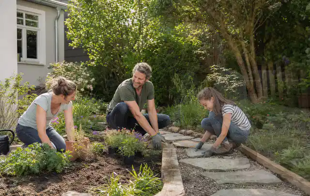 Familie geht auf einem Weg durch einen abwechslungsreich gestalteten Garten; Thema Gabionen, Schwerpunkt Baurecht; Kontrolle.