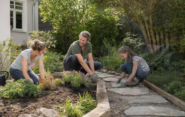 Familie geht auf einem Weg durch einen abwechslungsreich gestalteten Garten; Thema Gabionen, Schwerpunkt Dimensionierung; Praxisalltag.