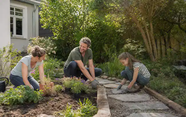Familie geht auf einem Weg durch einen abwechslungsreich gestalteten Garten; Thema Gabionen, Schwerpunkt Pflege; Kontrolle.