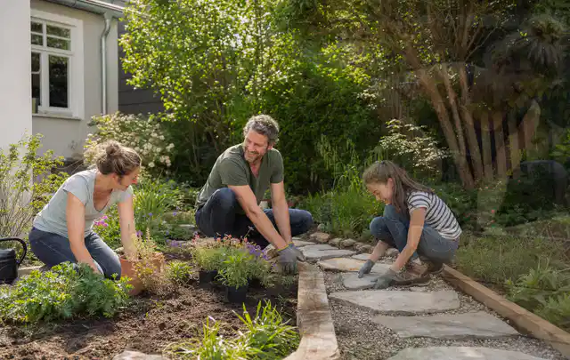 Familie geht auf einem Weg durch einen abwechslungsreich gestalteten Garten; Thema Gabionen, Schwerpunkt Planung; Ausgangslage.