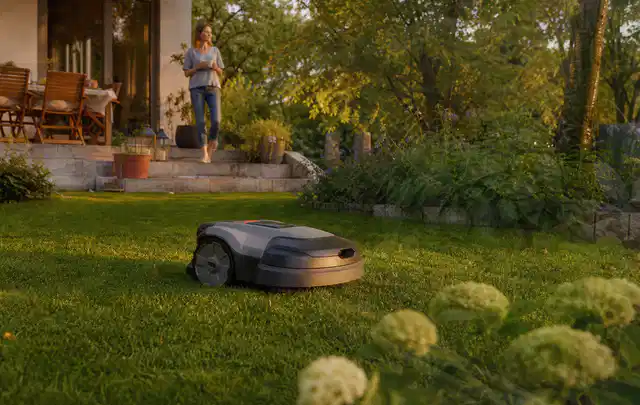 Mähroboter fährt am Abend über einen Rasen im Familiengarten; Thema Gardena Sileno, Schwerpunkt Nachhaltigkeit; Ausgangslage.
