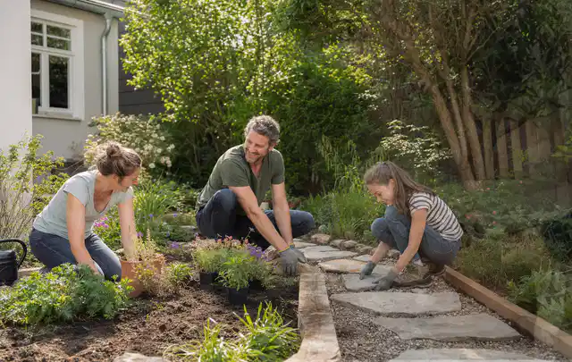 Familie geht auf einem Weg durch einen abwechslungsreich gestalteten Garten; Thema Garten am Neubau, Schwerpunkt Inspiration; Kontrolle.
