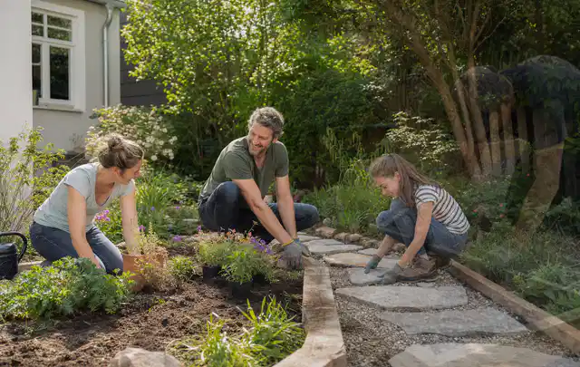 Familie geht auf einem Weg durch einen abwechslungsreich gestalteten Garten; Thema Garten am Neubau, Schwerpunkt Materialwahl; Ausgangslage.