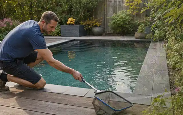 Person entfernt Blätter mit einem Kescher aus einem kleinen Gartenpool; Thema Gartenbeleuchtung, Schwerpunkt Systemvergleich; Ergebnis.