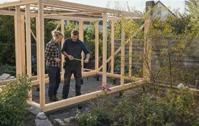 Person plant den Bau eines Gartenhauses auf einer vorbereiteten Fläche; Thema Gartenhaus aus Holz, Schwerpunkt Aufbau; Ergebnis.