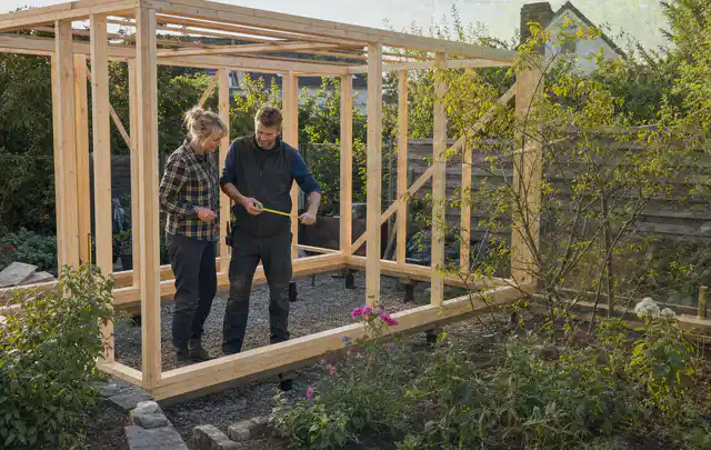 Person plant den Bau eines Gartenhauses auf einer vorbereiteten Fläche; Thema Gartenhaus aus Holz, Schwerpunkt Checkliste; Ausgangslage.