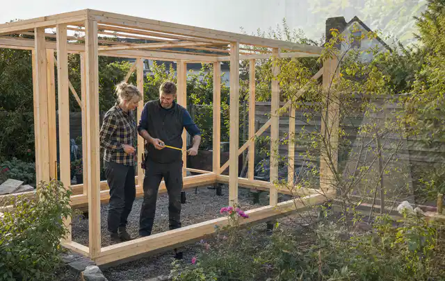 Person plant den Bau eines Gartenhauses auf einer vorbereiteten Fläche; Thema Gartenhaus aus Holz, Schwerpunkt Fehlerhilfe; Ergebnis.
