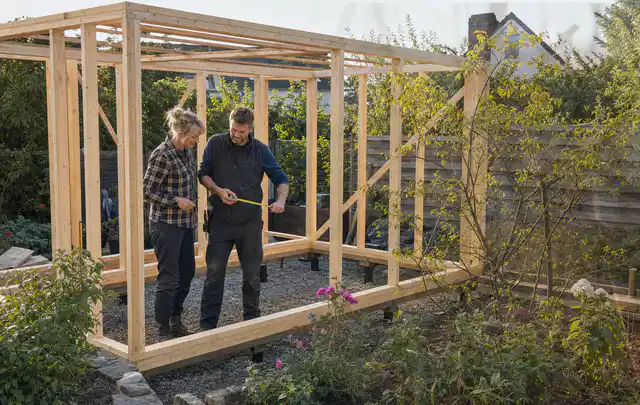 Person plant den Bau eines Gartenhauses auf einer vorbereiteten Fläche; Thema Gartenhaus aus Holz, Schwerpunkt Gestaltung; Ausgangslage.