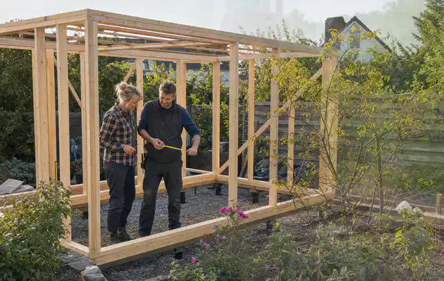 Person plant den Bau eines Gartenhauses auf einer vorbereiteten Fläche; Thema Gartenhaus aus Holz, Schwerpunkt Standort; Ergebnis.