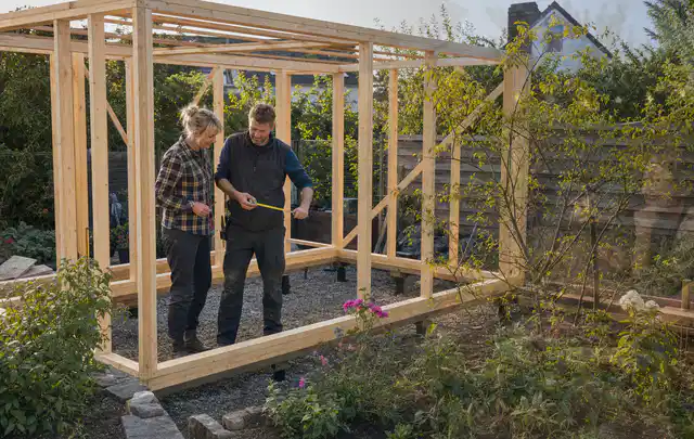Person plant den Bau eines Gartenhauses auf einer vorbereiteten Fläche; Thema Gartenhaus aus Kunststoff, Schwerpunkt Gartenhäuser; Umsetzung.