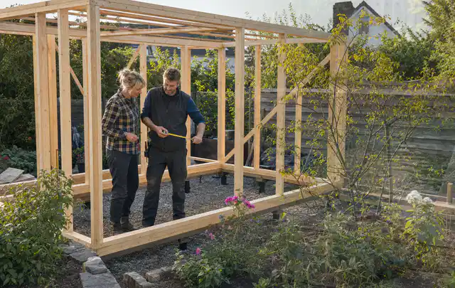Person plant den Bau eines Gartenhauses auf einer vorbereiteten Fläche; Thema Gartenhaus aus Kunststoff, Schwerpunkt Planung; Ergebnis.