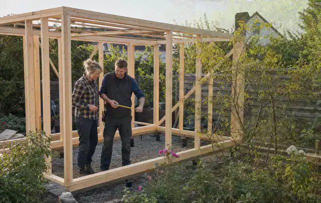 Person plant den Bau eines Gartenhauses auf einer vorbereiteten Fläche; Thema Gartenhaus aus Metall, Schwerpunkt Baurecht; Ergebnis.