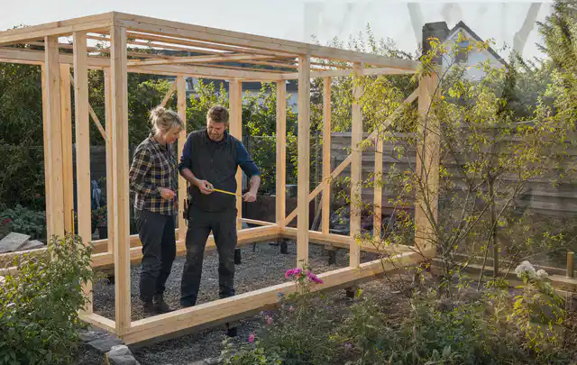 Person plant den Bau eines Gartenhauses auf einer vorbereiteten Fläche; Thema Gartenhaus aus Metall, Schwerpunkt Nachhaltigkeit; Ausgangslage.
