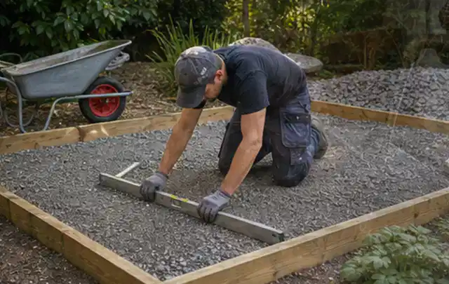 Person richtet eine verdichtete Kiesfläche mit Wasserwaage und Abziehlatte aus; Thema Gartenhaus Dach, Schwerpunkt Fehlerhilfe; Ergebnis.