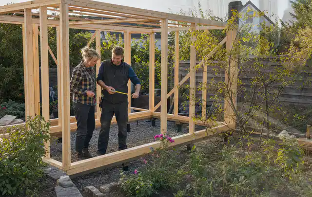 Person plant den Bau eines Gartenhauses auf einer vorbereiteten Fläche; Thema Gartenhaus Fenster, Schwerpunkt Checkliste; Ausgangslage.