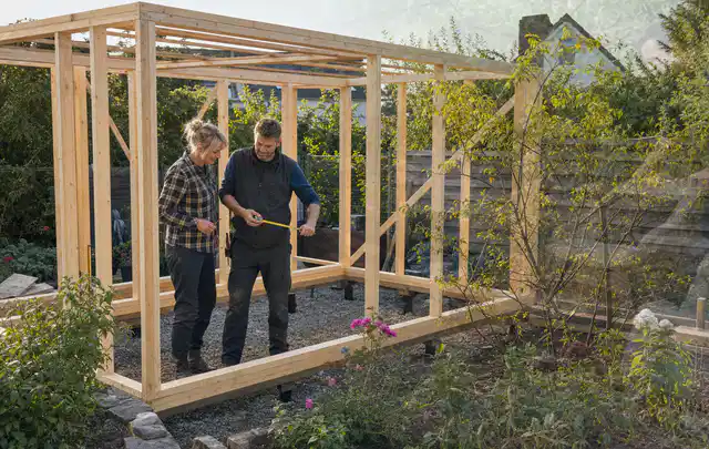 Person plant den Bau eines Gartenhauses auf einer vorbereiteten Fläche; Thema Gartenhaus Fenster, Schwerpunkt Dimensionierung; Ausgangslage.