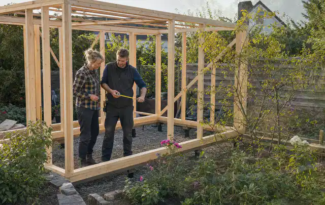 Person plant den Bau eines Gartenhauses auf einer vorbereiteten Fläche; Thema Gartenhaus Fenster, Schwerpunkt Nachhaltigkeit; Ergebnis.