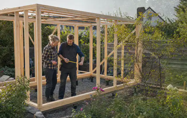 Person plant den Bau eines Gartenhauses auf einer vorbereiteten Fläche; Thema Gartenhaus Fundament, Schwerpunkt Planung; Ausgangslage.