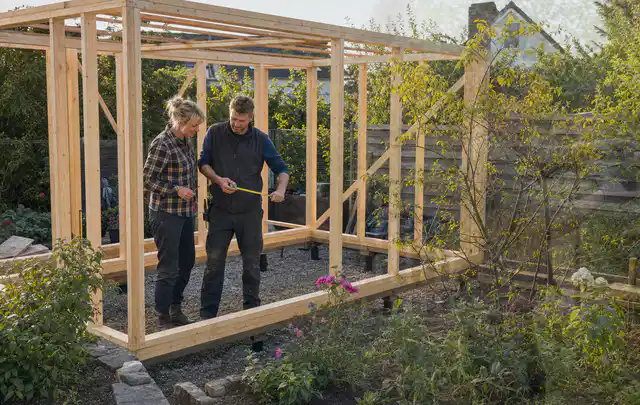 Person plant den Bau eines Gartenhauses auf einer vorbereiteten Fläche; Thema Gartenhaus Fundament, Schwerpunkt Standort; Ausgangslage.