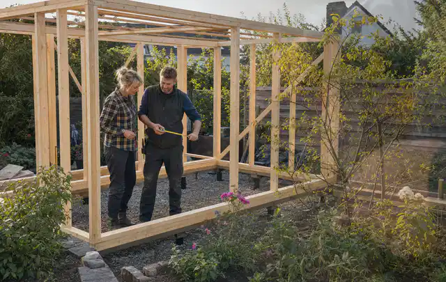 Person plant den Bau eines Gartenhauses auf einer vorbereiteten Fläche; Thema Gartenhaus Genehmigung, Schwerpunkt Gartenhäuser; Ausgangslage.