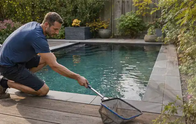 Person entfernt Blätter mit einem Kescher aus einem kleinen Gartenpool; Thema Gartenlounges, Schwerpunkt Anwendung; Ergebnis.