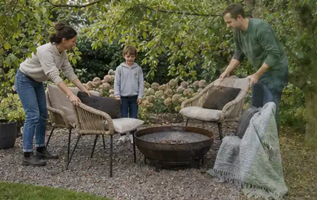 Familie stellt wetterfeste Sessel an einem geschützten Sitzplatz im Garten auf; Thema Gartenlounges, Schwerpunkt Testkriterien; Praxisalltag.