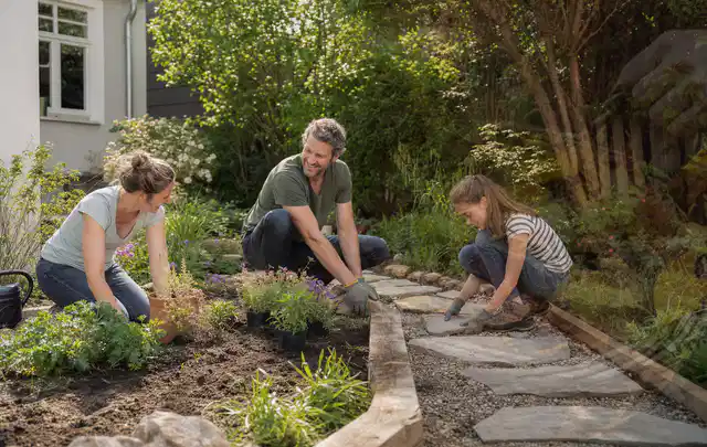 Familie geht auf einem Weg durch einen abwechslungsreich gestalteten Garten; Thema Gartenneuanlage, Schwerpunkt Checkliste; Umsetzung.