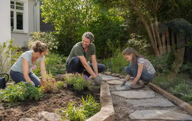 Familie geht auf einem Weg durch einen abwechslungsreich gestalteten Garten; Thema Gartenneuanlage, Schwerpunkt Materialwahl; Ergebnis.