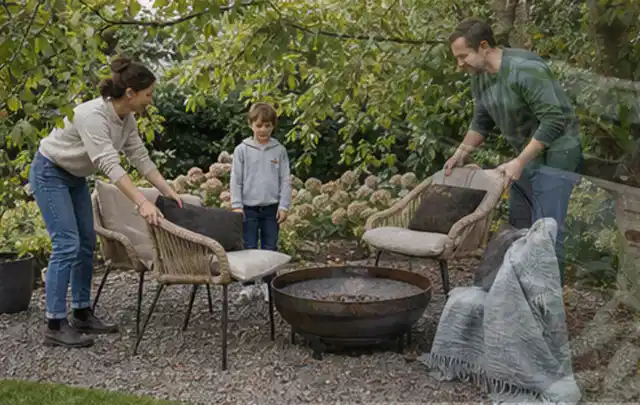 Familie stellt wetterfeste Sessel an einem geschützten Sitzplatz im Garten auf; Thema Gartenneuanlage, Schwerpunkt Pflegeleichtigkeit; Ausgangslage.