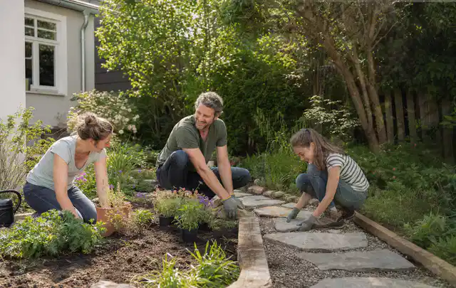 Familie geht auf einem Weg durch einen abwechslungsreich gestalteten Garten; Thema Gartenneuanlage, Schwerpunkt Pflegeleichtigkeit; Kontrolle.