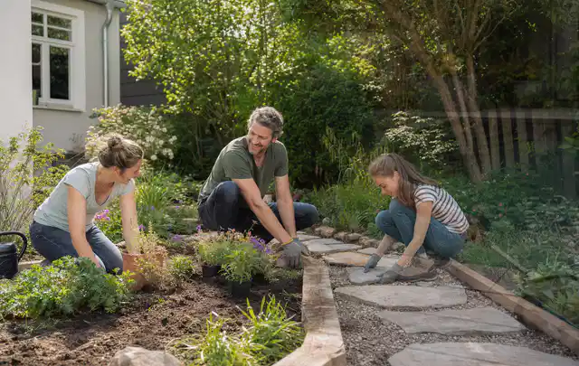 Familie geht auf einem Weg durch einen abwechslungsreich gestalteten Garten; Thema Gartenneuanlage, Schwerpunkt Privatsphäre; Praxisalltag.