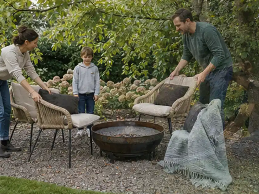 Familie stellt wetterfeste Sessel an einem geschützten Sitzplatz im Garten auf; Thema Gartenstühle, Schwerpunkt Kaufberatung; Titelbild.