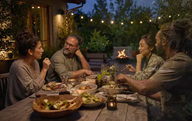 Menschen verbringen einen ruhigen Abend an einem Sitzplatz im Garten; Thema Gartenstühle, Schwerpunkt Kosten; Ausgangslage.