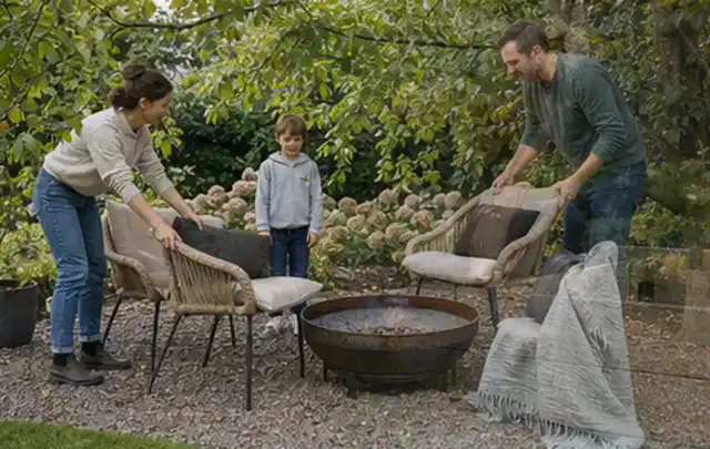 Familie stellt wetterfeste Sessel an einem geschützten Sitzplatz im Garten auf; Thema Gartentische, Schwerpunkt Checkliste; Ergebnis.