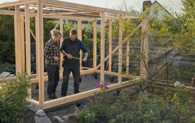 Person plant den Bau eines Gartenhauses auf einer vorbereiteten Fläche; Thema Gartenwerkstatt, Schwerpunkt Gärten mit kleiner Fläche; Ausgangslage.