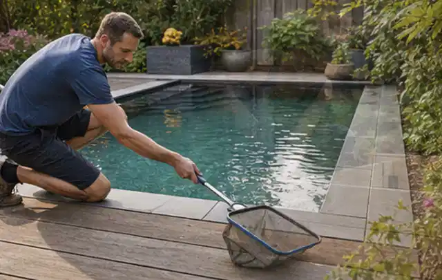 Person entfernt Blätter mit einem Kescher aus einem kleinen Gartenpool; Thema Gasgrills, Schwerpunkt Ersatzteile; Ausgangslage.
