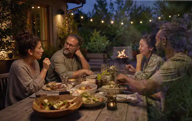 Menschen verbringen einen ruhigen Abend an einem Sitzplatz im Garten; Thema Gasgrills, Schwerpunkt Outdoor Freizeit; Kontrolle.
