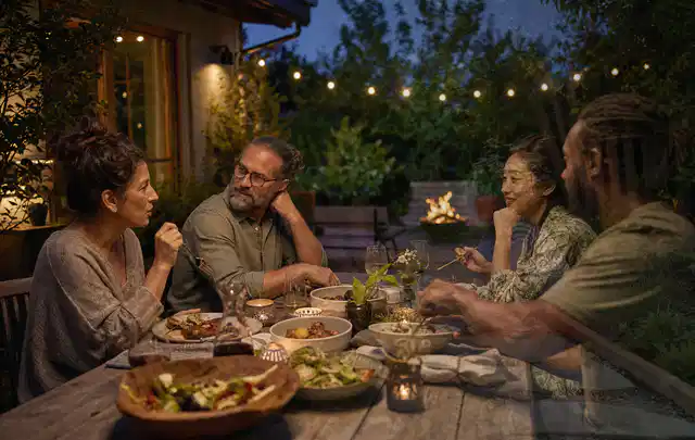 Menschen verbringen einen ruhigen Abend an einem Sitzplatz im Garten; Thema Grills, Schwerpunkt Outdoor Freizeit; Kontrolle.