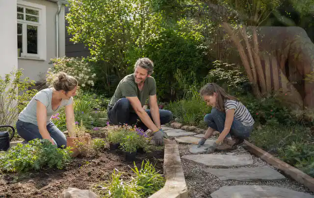 Familie geht auf einem Weg durch einen abwechslungsreich gestalteten Garten; Thema Hanggarten, Schwerpunkt Anleitung; Kontrolle.